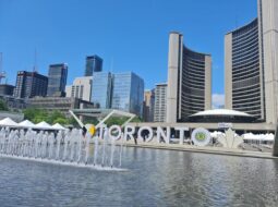 Główny plac w centrum Toronto, jena z najbardziej rozpoznawalnych fontann z napisem w tle -Toronto